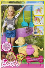 Lade das Bild in den Galerie-Viewer, Barbie Walk and Potty Pup, Barbie-Puppe Mit Blonden Haaren Und Laufendem Hund, Kotschaufel, Barbie-Accessoires, Inkl. Barbie-Puppe Und Barbie-Hund, Geschenk Für Kinder, Spielzeug Ab 3 Jahre,Dwj68
